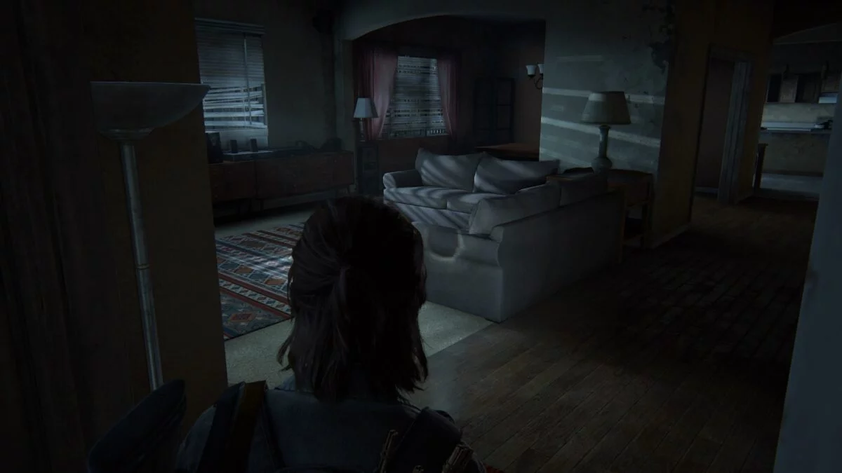 Ellie blickt in ein aufgeräumtes Apartment in The Last of Us Part 2.