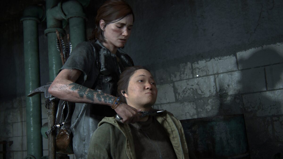 Ellie hält einer weiblichen WLF-Wache in The Last of Us Part 2 das Messer an die Kehle.