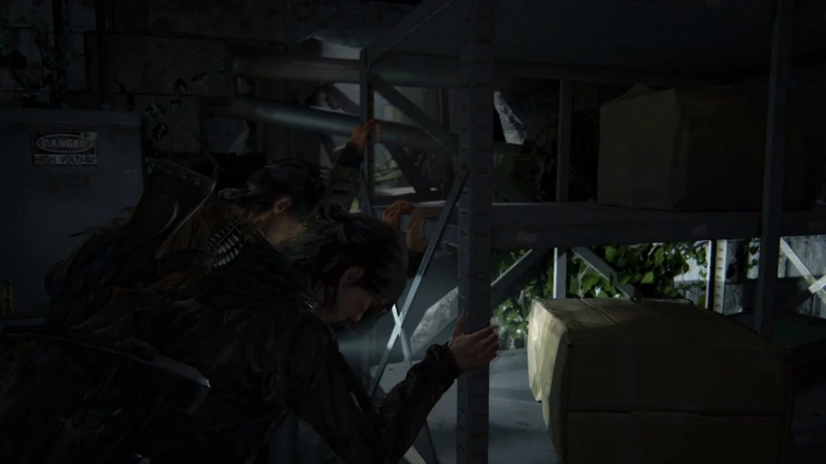 Ellie und Jesse versuchen in The Last of Us 2 gemeinsam ein Regal wegzuschieben.