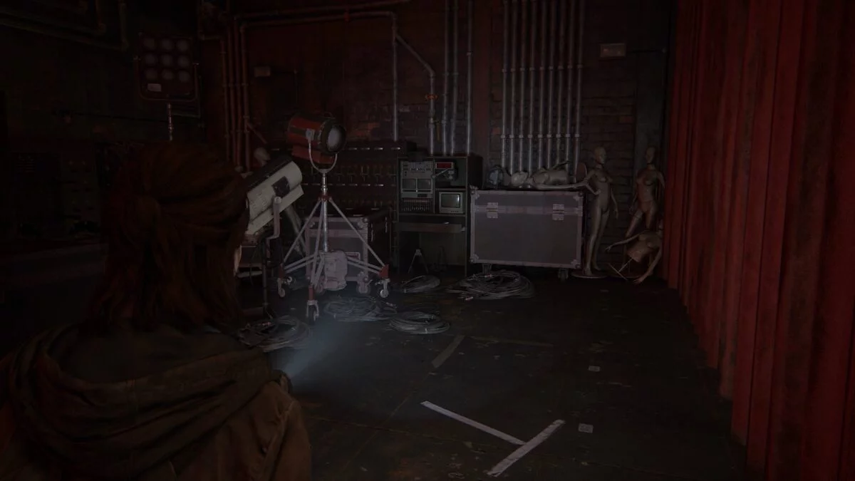 Ellie findet hinter dem Bühnenvorhang in The Last of Us 2 eine Sammelkarte.