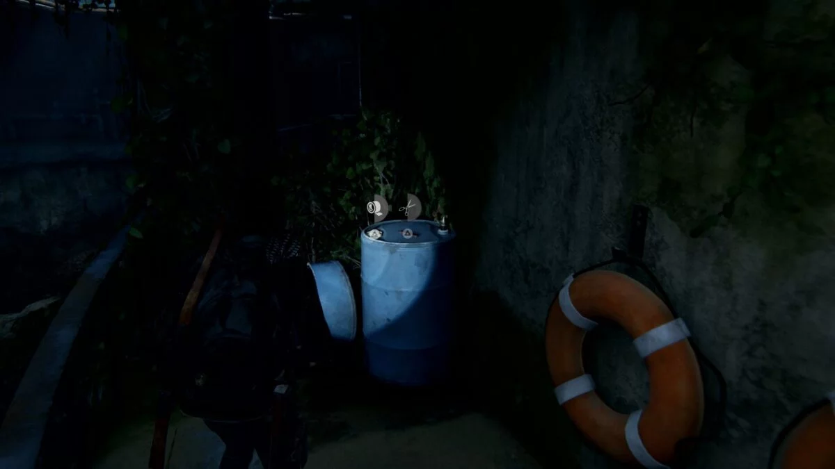 Ellie steht in The Last of Us 2 vor zwei blauen Fässern im Aquarium.