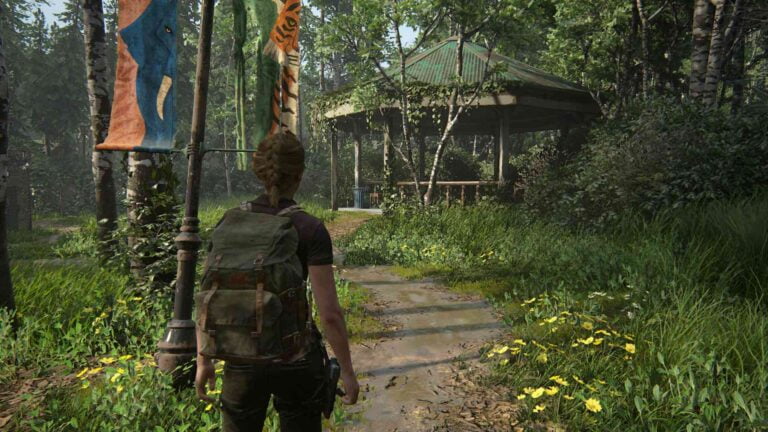 Abby steht in The Last of Us 2 vor einer Gartenlaube, in der ein Artefakt liegt.