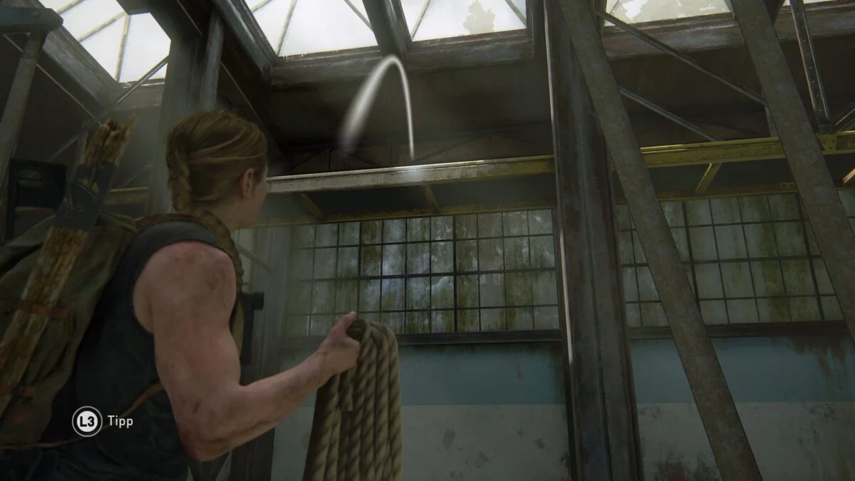 Abby wirft in The Last of Us 2 ein Seil über einen Balken.