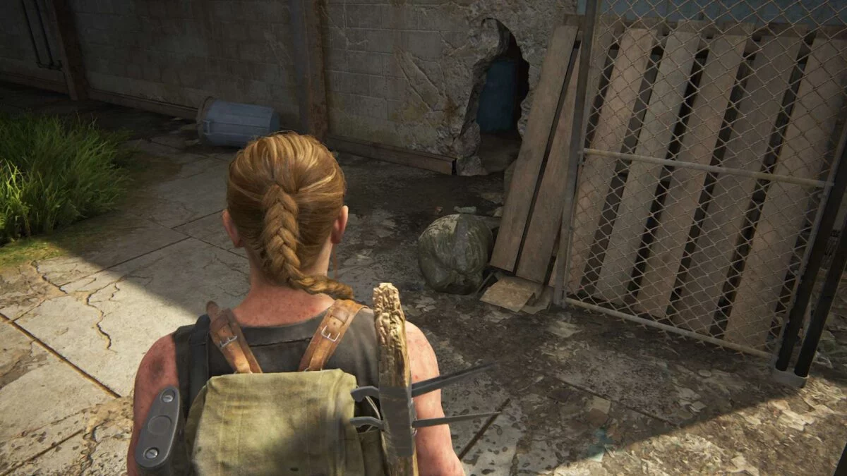 Abby steht in The Last of Us 2 vor einem Loch in einer Gebäudewand.