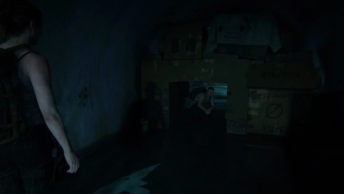 Owen kriecht in The Last of Us 2 in Max' Festung aus Karton.