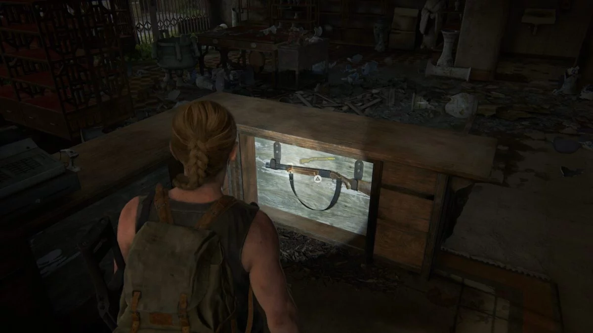 Abby steht vor der doppelläufigen Flinte in The Last of Us 2.