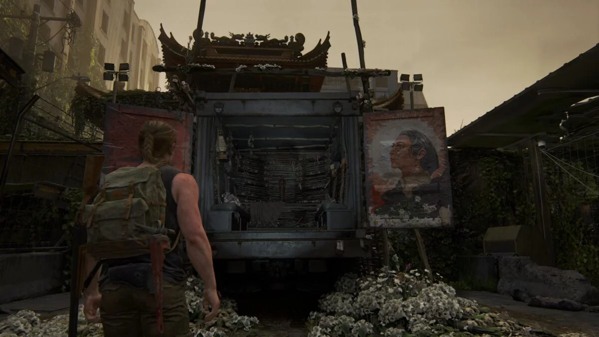 Abby steht in The Last of Us 2 vor einem in einen Truck gebauten Schrein.