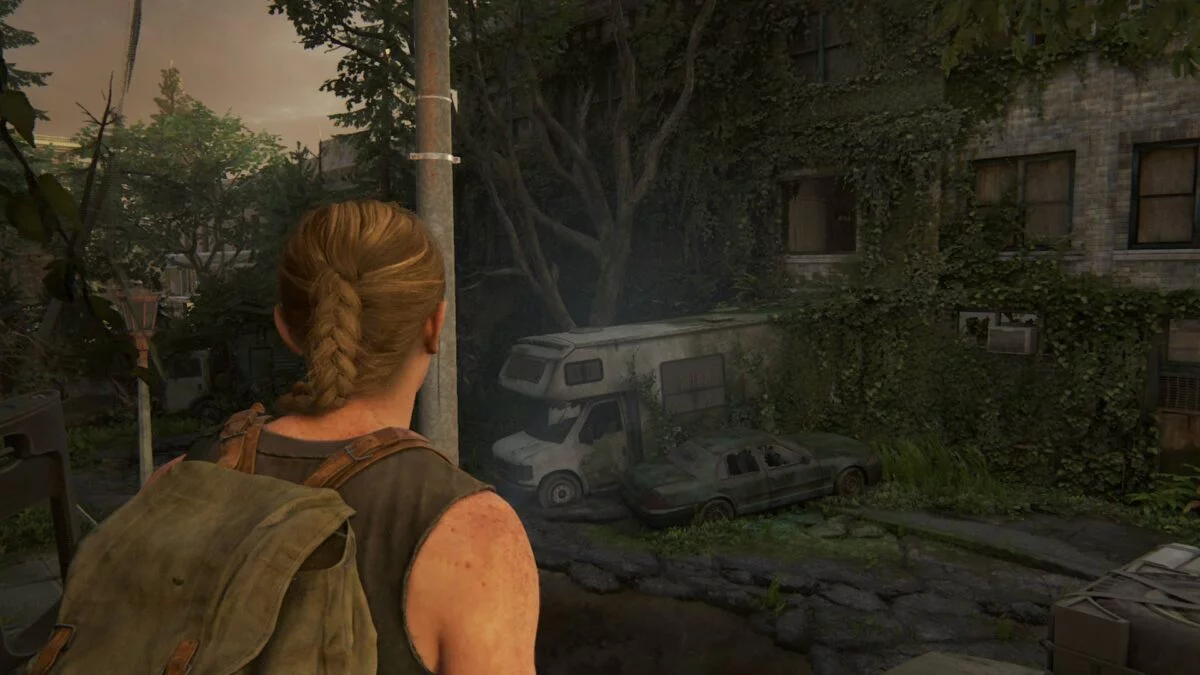 Abby sieht in The Last of Us 2 ein offenes Fenster über einem Wohnmobil.