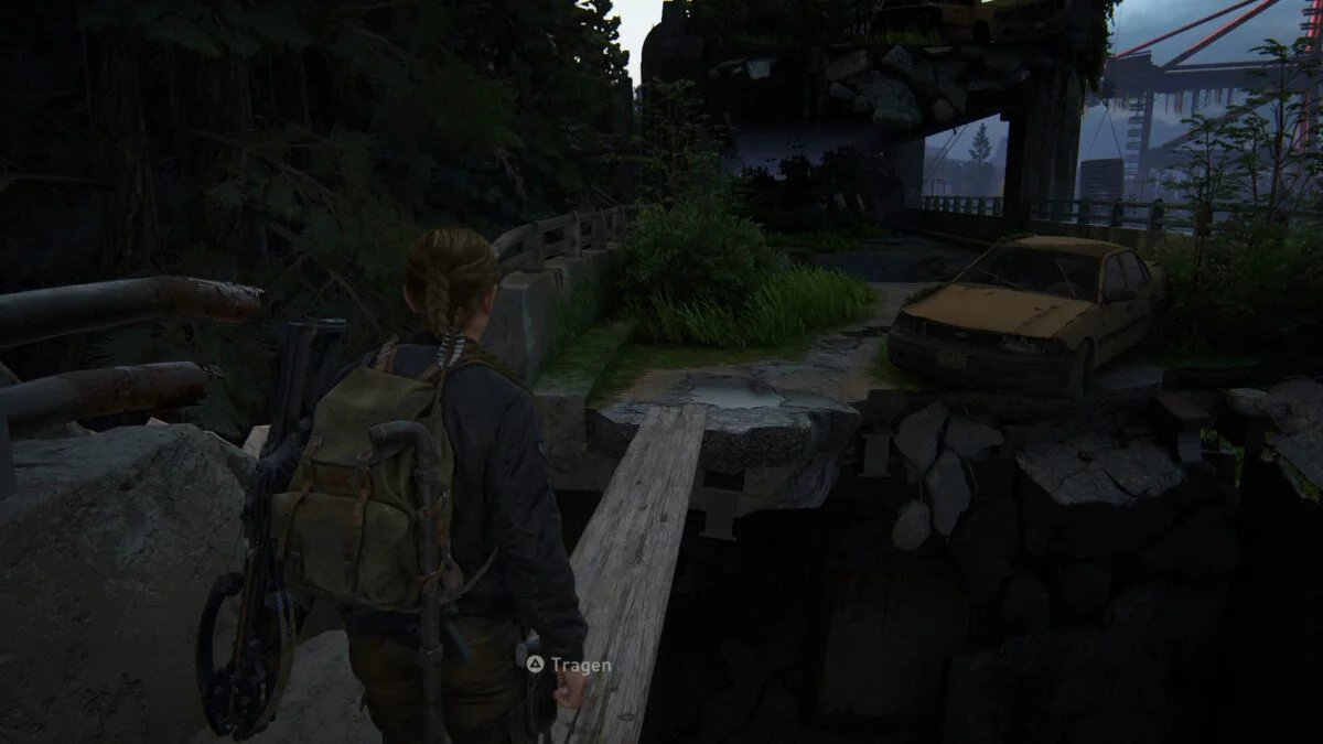 Abby überquert in The Last of Us eine Schlucht auf einer Planke.