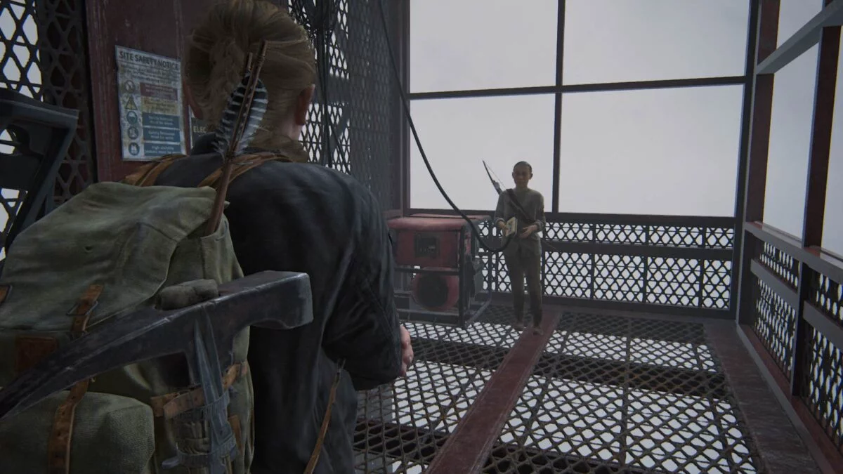 Abby und Lev fahren in The Last of Us 2 mit einem Lastenaufzug einen Wolkenkratzer hoch.
