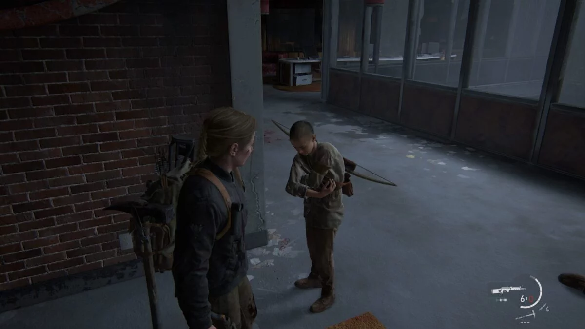 Abby sieht Lev in The Last of Us 2 zu, wie er sich selbst verarztet.