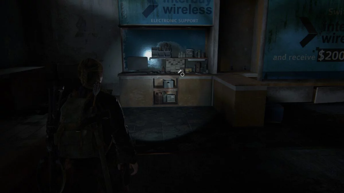 Abby steht in The Last of Us 2 vor einer Werkbank.