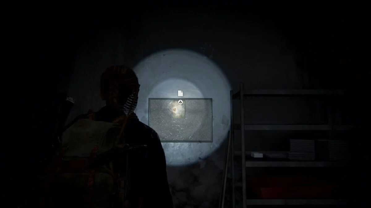 Abby steht in The Last of Us 2 vor dem Artefakt "Safekombination Fitnessstuido".