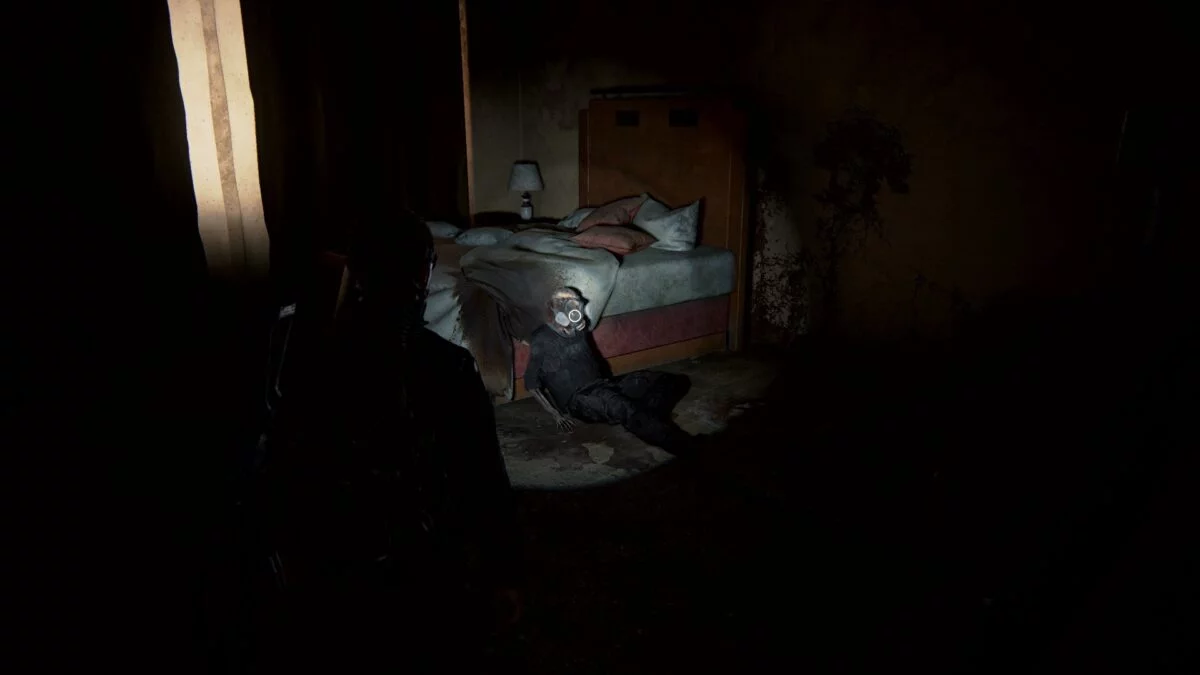 Abby findet in The Last of Us 2 eine Leiche mit Gasmaske.