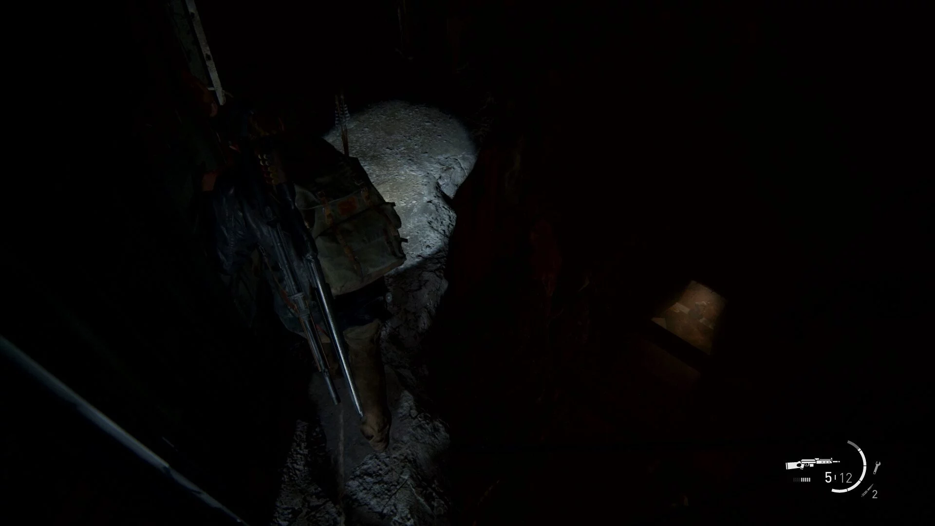 Abby klettert in The Last of Us 2 einen Vorsprung entlang und sieht darunter einen Infizierten.