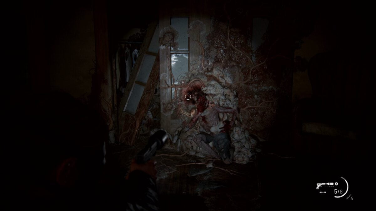 Abby zielt in The Last of Us 2 mit der Pistole auf einen mit der Wand verwachsenen Stalker.