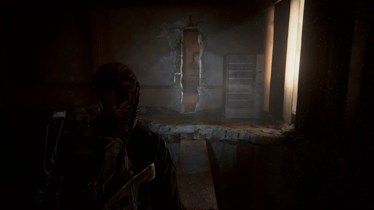 Abby betritt in The Last of Us 2 einen sporenverseuchten Bereich im Hotel.