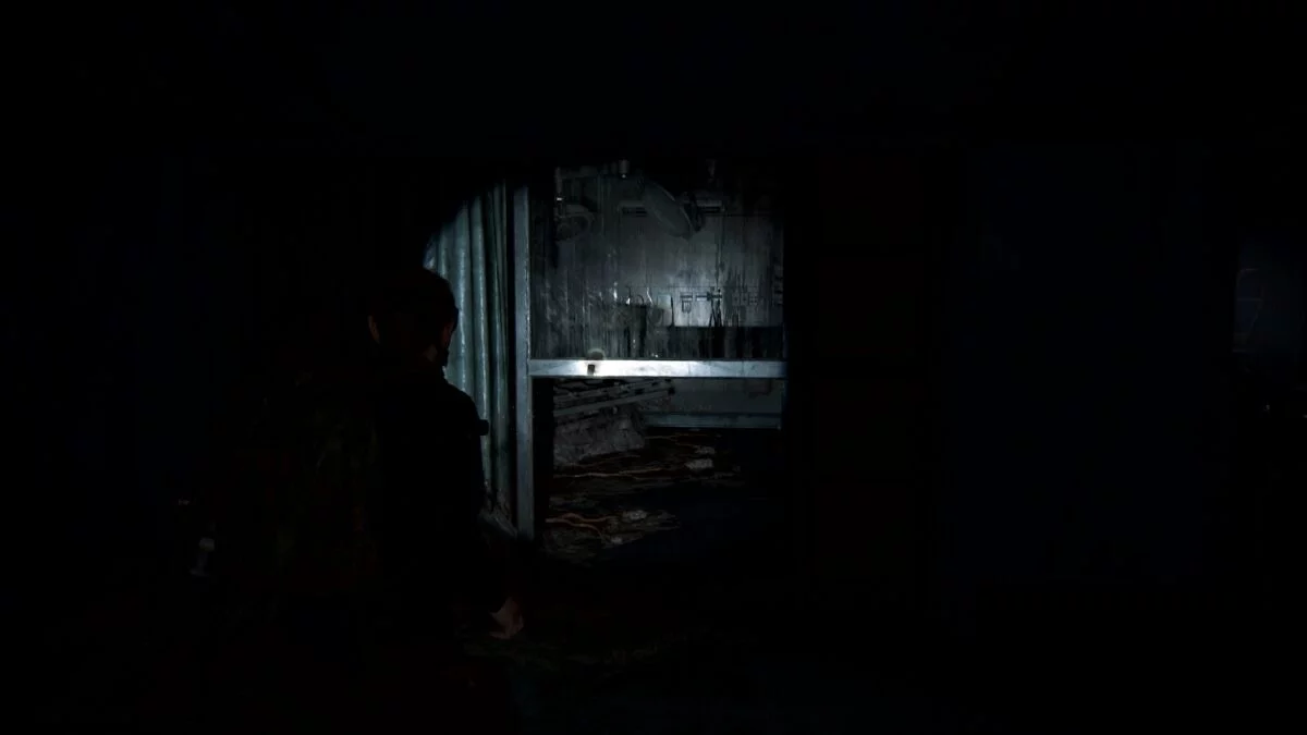 Abby steht in The Last of Us 2 vor dem Fundort des Artefakts "Patienten-Notiz".