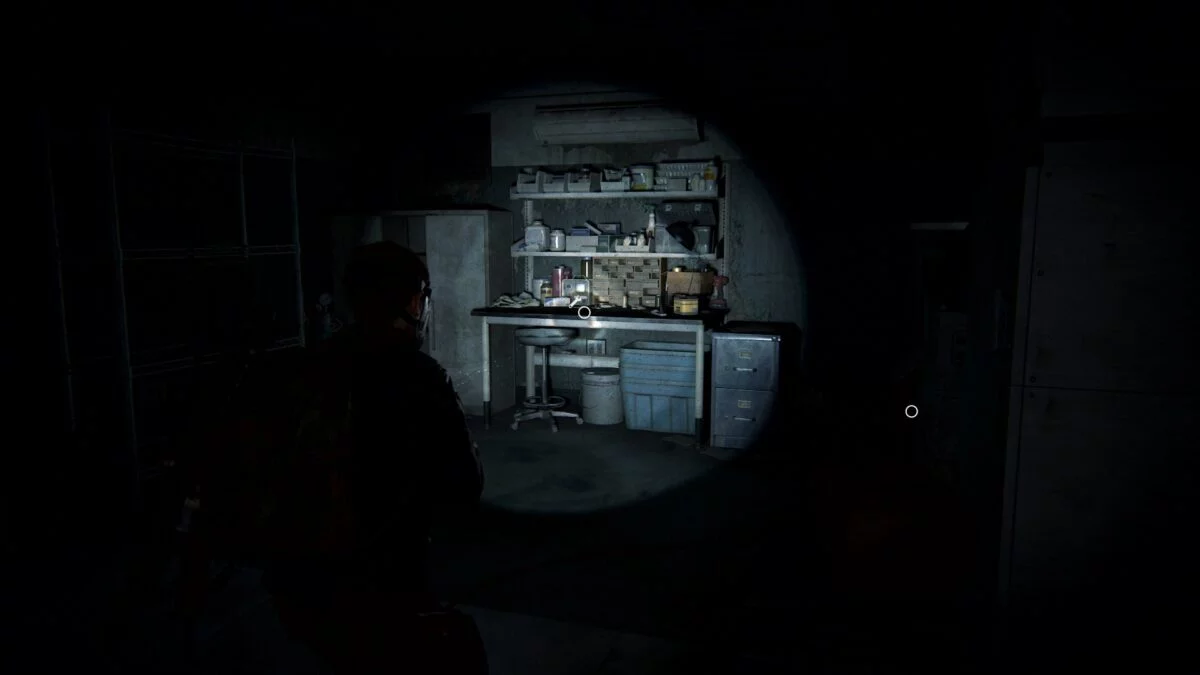 Abby steht in The Last of Us 2 vor der Werkbank in Ground Zero.