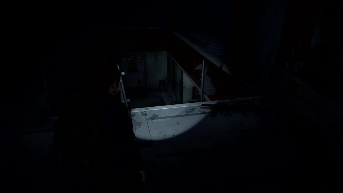 Ally steht in The Last of Us 2 vor einem kaputten Geländer im Krankenhaus.