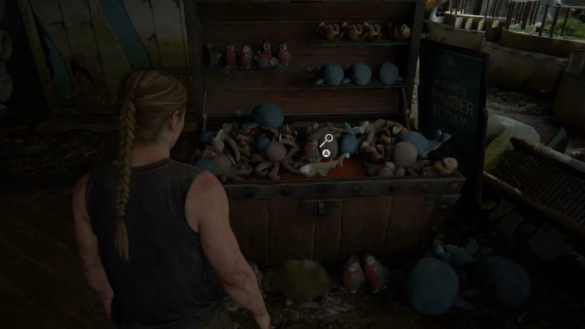 Abby steht in The Last of Us 2 vor einer Truhe mit Plüschfiguren.