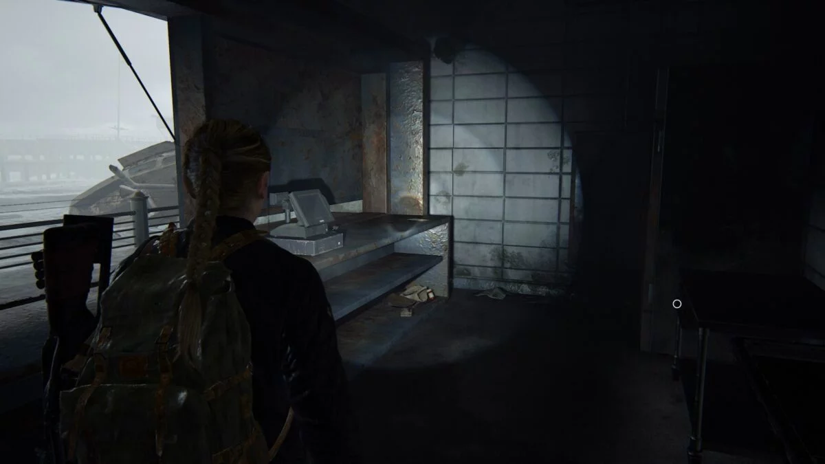 Abby steht in The Last of Us 2 in einem Imbiss vor dem Artefakt "Jachthafen-Notiz".