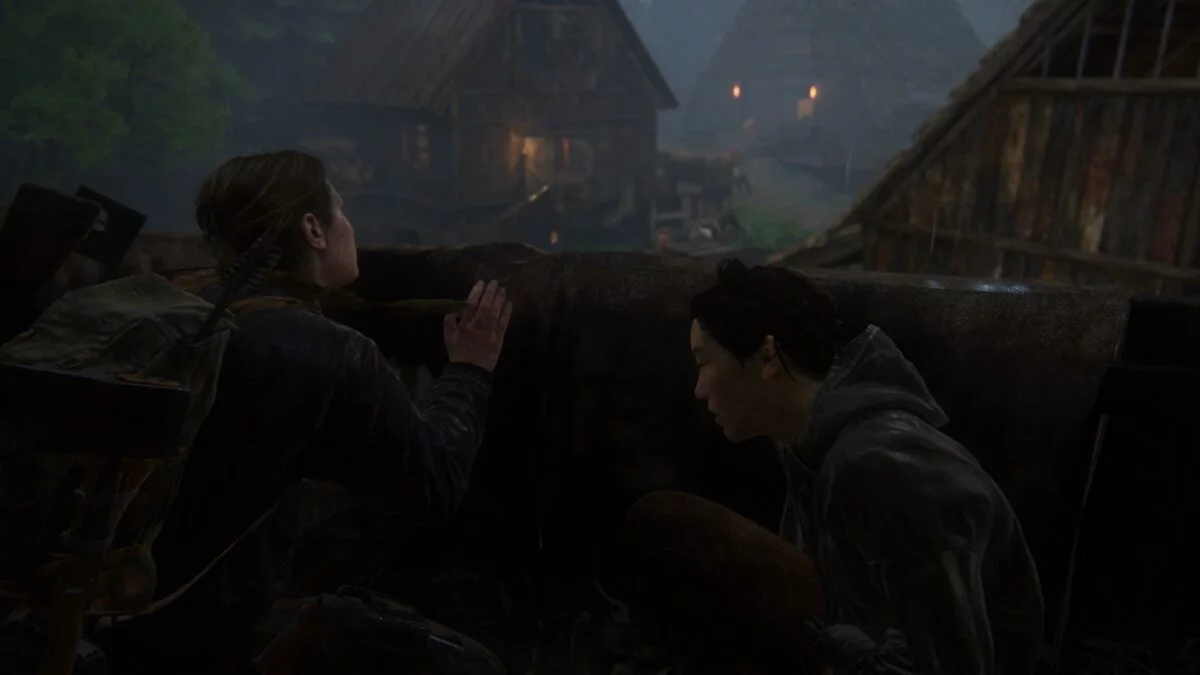 Abby und Yara verstecken sich in The Last of Us 2 vor den Wachen in einem Seraphiten-Dorf. 