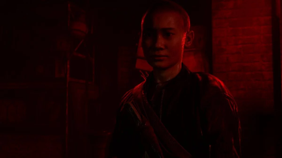Lev steht in The Last of Us im roten Licht des Theaterkellers.