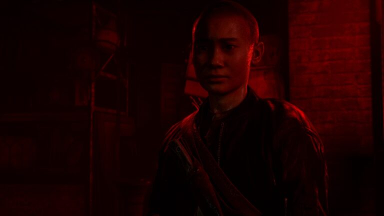 Lev steht in The Last of Us im roten Licht des Theaterkellers.