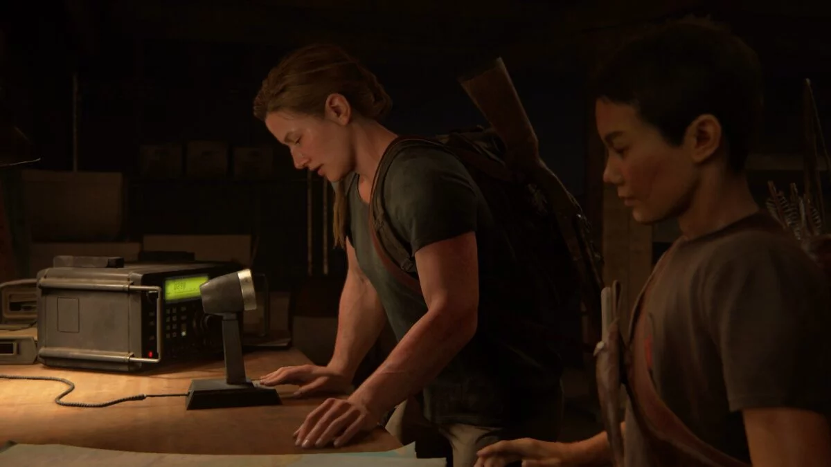 Abby und Lev finden in The Last of Us 2 ein Funkerät.