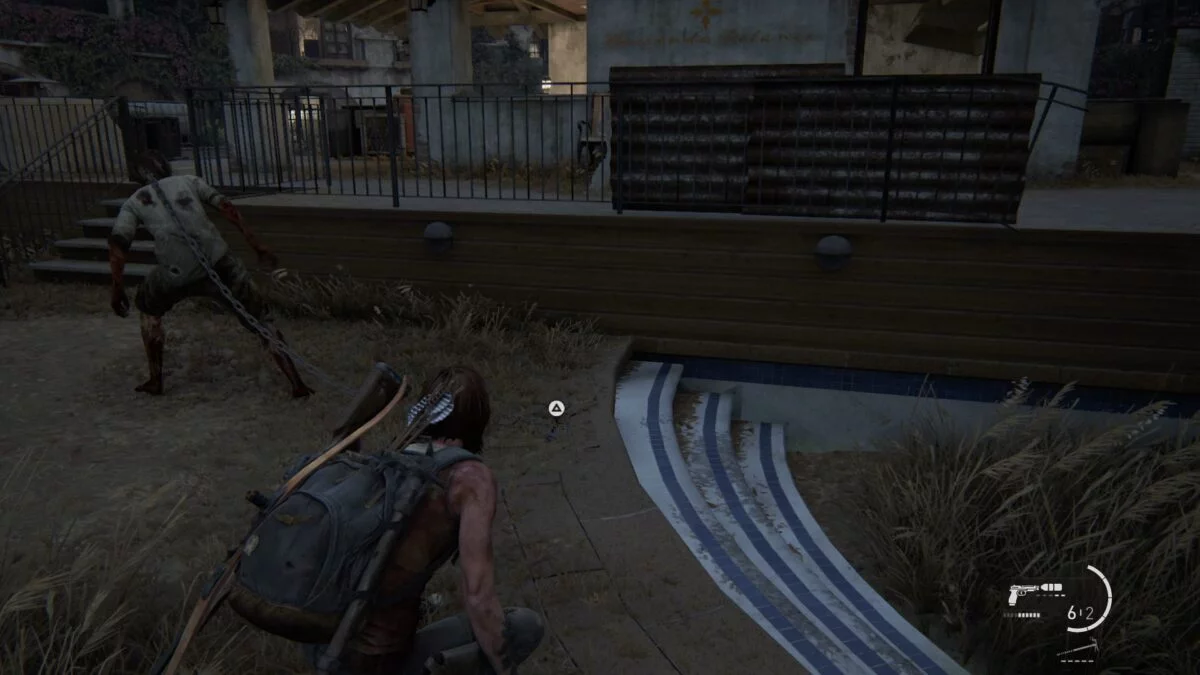 Ellie lässt im Resort von The Last of Us 2 Infizierte frei.
