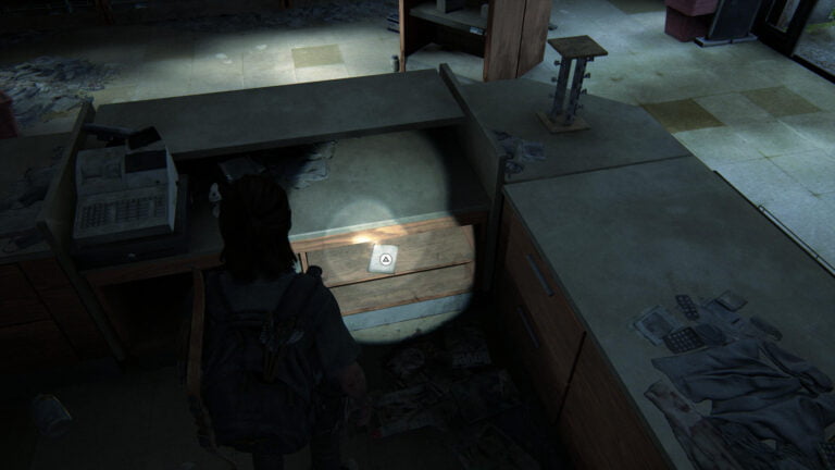 Das Artefakt "Apotheken-Notiz" unter einem Verkaufstresen in The Last of Us 2.