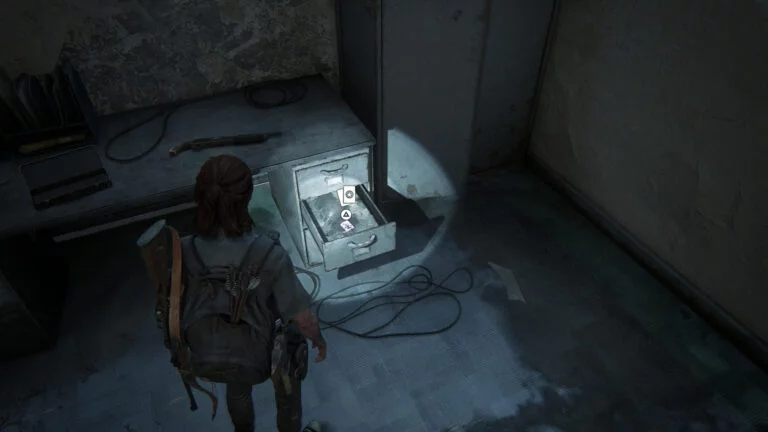 In einer Schublade liegt die Sammelkarte Arch-Enemy in The Last of Us 2