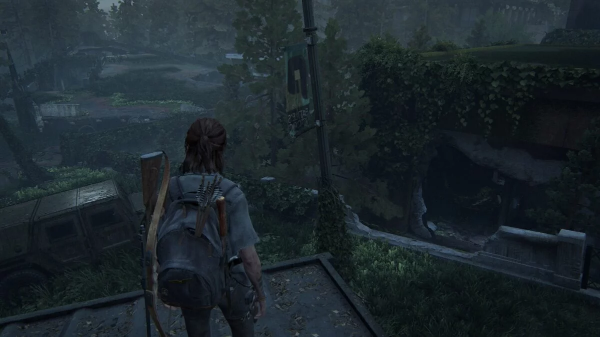 Ellie steht auf einem Lkw, rechts von ihr der Spalt und Mauerdurchbruch zu Ruston Coffee in The Last of Us 2