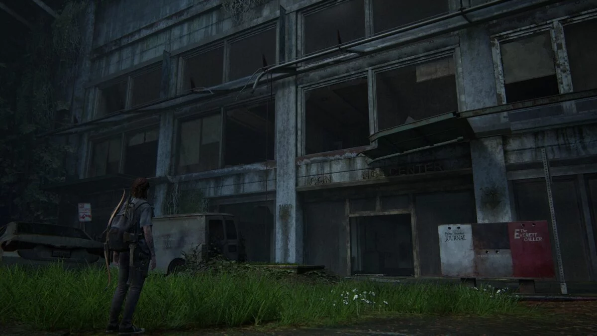 Ellie vor der Außenstelle des Seattle Conference Center in The Last of Us 2