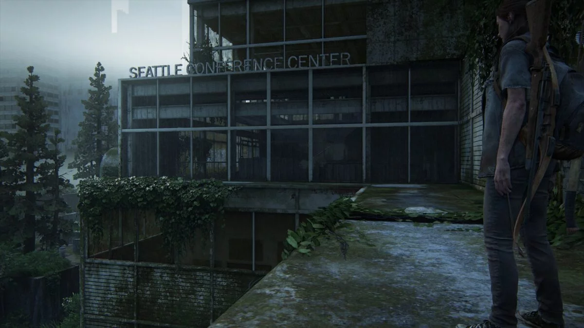 Ellie steht auf einer Brüstung neben dem Seatlle Conference Center in The Last of Us 2