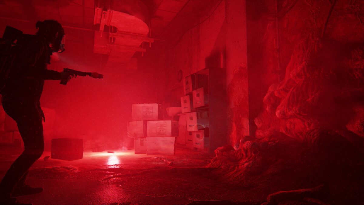 Ellie mit schallgedämpfter Pistole vor einem von einem Leuchtstab erleuchteten Cordyceps-Pilz in den Tunneln in The Last of Us 2