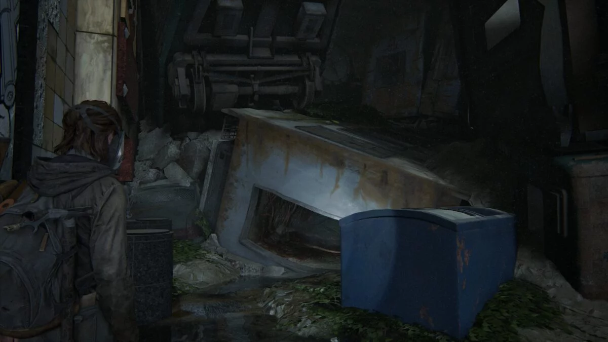 Ellie vor einem umgekippten U-Bahn-Waggon in den Tunneln in The Last of Us 2