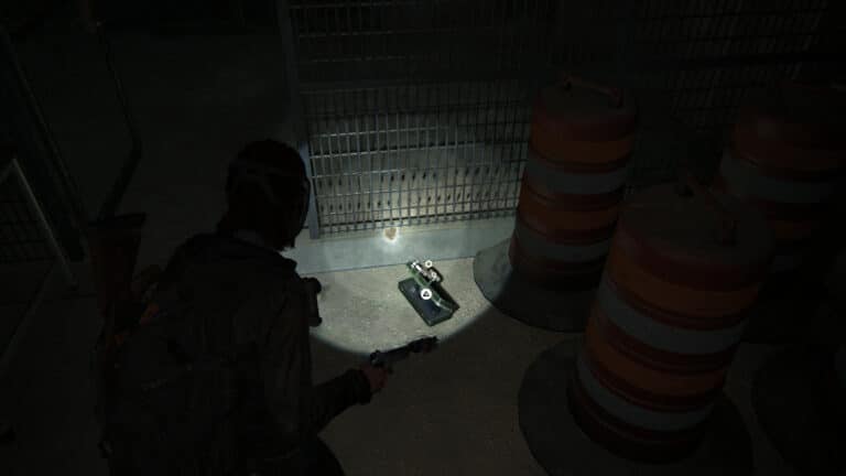Upgrade-Teile im Käfig des Lagerraums der Wartungstunnel in The Last of Us 2.