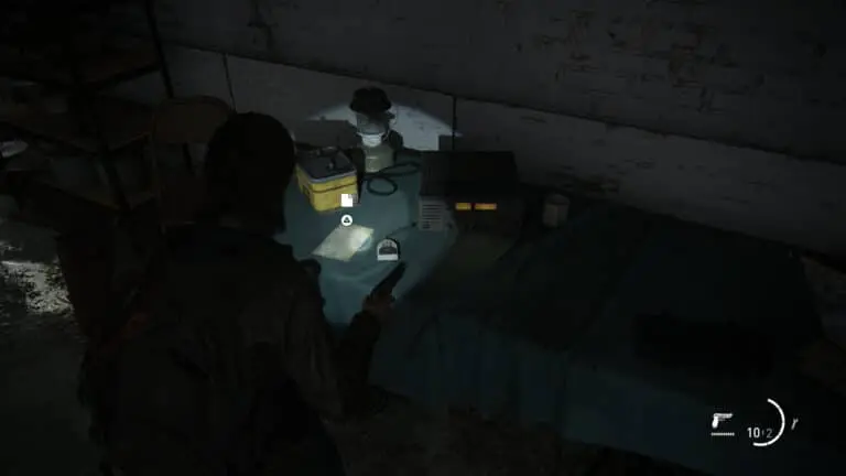 Neben einem Funkgerät liegt das Artefakt Isaacs Auftrag in The Last of Us 2