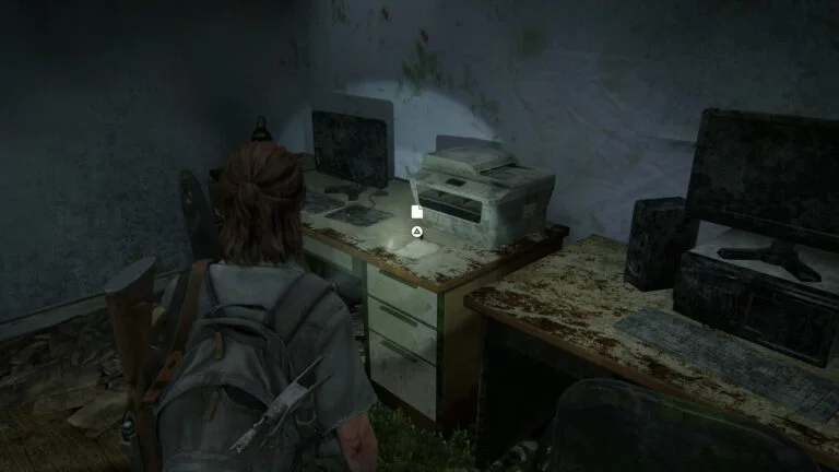 Neben einem alten Kopierer auf einem Schreibtisch in The Last of Us 2 liegt das Artefakt "Kondolenzschreiben"