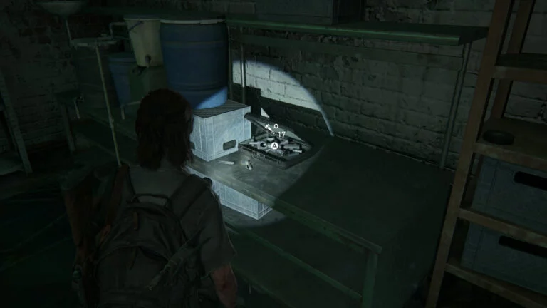 19 Upgrade-Teile auf dem Tisch hinten in der Mitte im Keller von Rosemont in The Last of Us 2