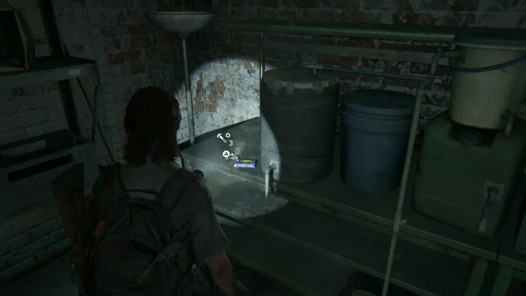 3 Upgrade-Teile auf dem Tisch hinten links im Keller von Rosemont in The Last of Us 2