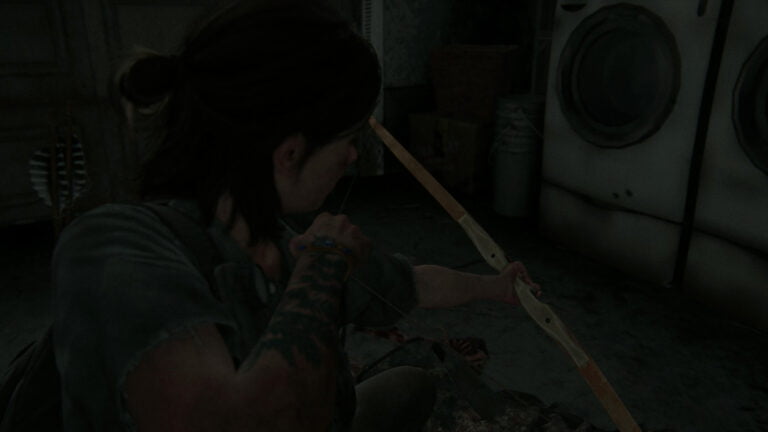 Ellie probiert den Bogen in The Last of Us 2 aus