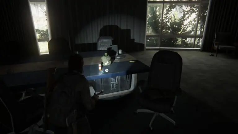 Zusätze auf dem ehemaligen Konferenztisch im mittleren Büro im zweiten Obergeschoss bei Kanal 13 in The Last of Us 2