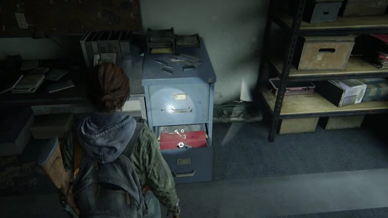 Upgrade-Teile auf blauem Aktenschrank im Nebenraum im Obergeschoss der National Radio Array Station in The Last of Us 2