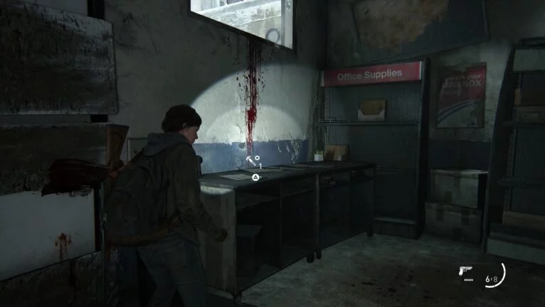 Teil auf Rollschrank unter dem Fenster mit der Blutspur in The Last of Us 2