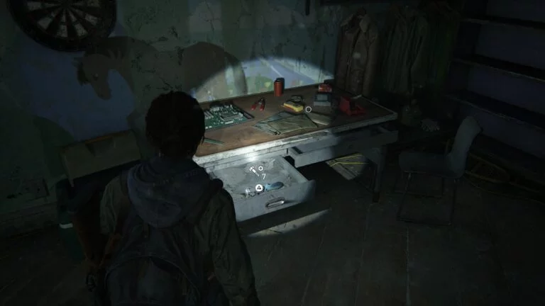 Upgrade-Teile im Schreibtisch im hinteren Teil der Kinderbuchabteilung der Bücherei in The Last of Us 2