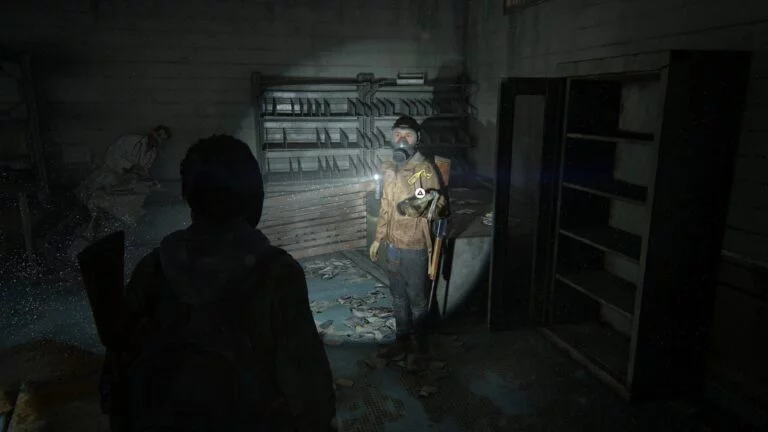 Dina gibt Ellie einen Molotovcocktail in The Last of Us 2