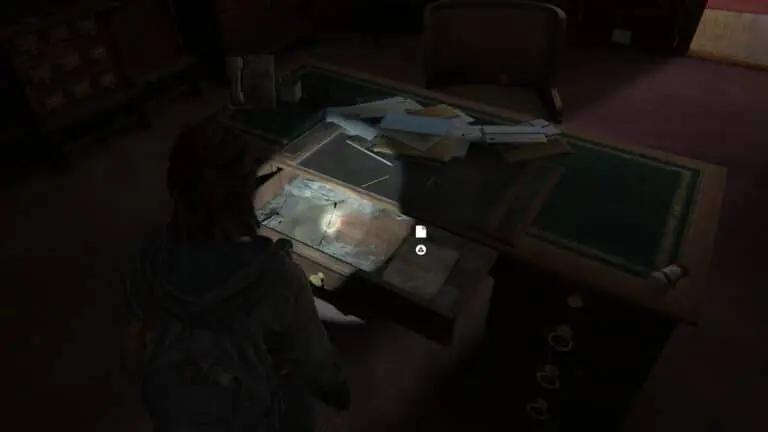 Schreibtisch mit offener Schublade und darin das Artefakt Brief von Rabbi Saunders in The Last of Us 2
